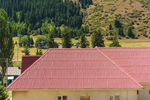 Rotes Wellblechdach Des Hauses Ruhe Kyrgyzstan Großes Haus Der Nähe — Stockfoto