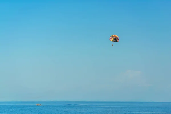 Flug Mit Dem Fallschirm Hinter Einem Boot Auf Dem Issyk — Stockfoto