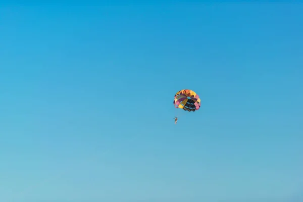 Vol Parachute Derrière Bateau Sur Lac Issyk Kul Forme Extrême — Photo