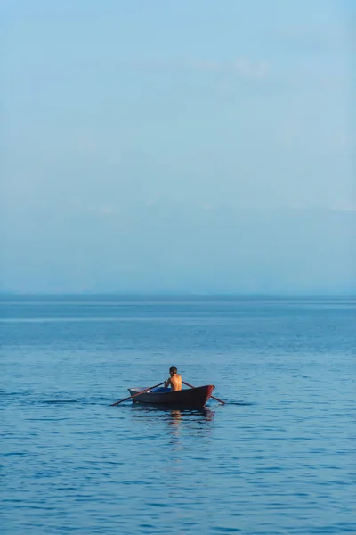 Хлопець Вітрильник Човні Веслами Озері Іссик Куль Водний Транспорт Відпочинок — стокове фото