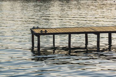 Göldeki ahşap iskele. Kırgızistan 'da dinlen. Issyk-Kul Gölü 'ne gezi.