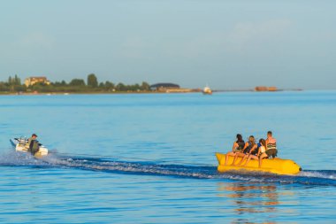 Su çekim muz. Aşırı eğlence şekli. Kırgızistan'da dinlenin. Issyk-Kul gölüne gezi.