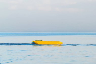 Su çekim muz. Aşırı eğlence şekli. Kırgızistan'da dinlenin. Issyk-Kul gölüne gezi.