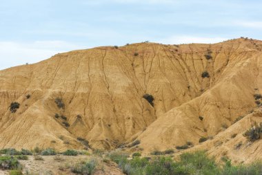 Kırgızistan'da Kanyon Masalı. Kanyonun kumlu tepelik alanı. Issyk-Kul Gölü bölgesinde doğa.
