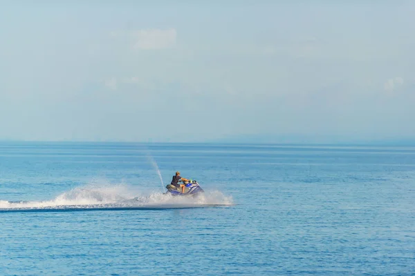 Tipo Está Nadando Una Moto Acuática Lago Issyk Kul Descanso —  Fotos de Stock