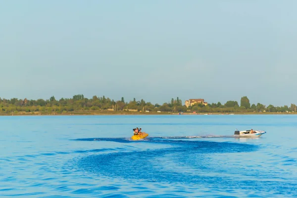 Attraction Eau Banane Forme Extrême Récréation Reste Kirghizistan Voyage Lac — Photo