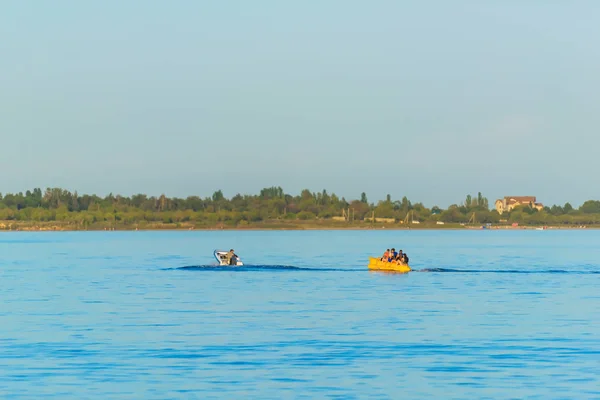 Agua Banana Atracción Forma Extrema Recreación Descanse Kirguistán Viaje Lago —  Fotos de Stock