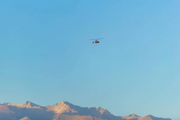 Вертолет Летит Горы Заднем Плане Воздушный Транспорт Небе Отдых Кыргызстане — стоковое фото
