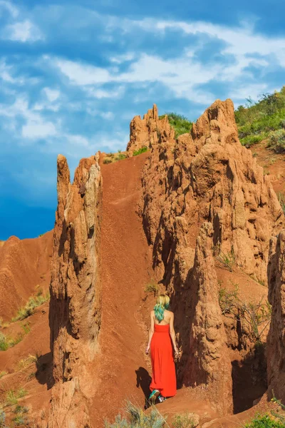 Kırgızistan Kanyon Masalı Kum Tepelere Karşı Kırmızı Elbiseli Bir Kız — Stok fotoğraf
