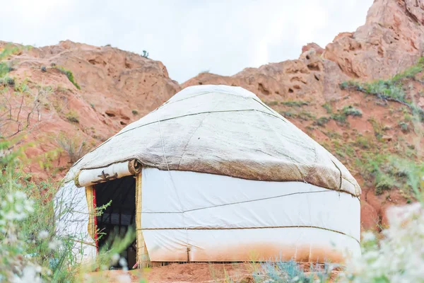 Canyon Tale Kirgizië Witte Yurt Achtergrond Van Zanderige Heuvels Natuur — Stockfoto