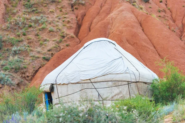 Canyon Tale Kirgizië Witte Yurt Achtergrond Van Zanderige Heuvels Natuur — Stockfoto