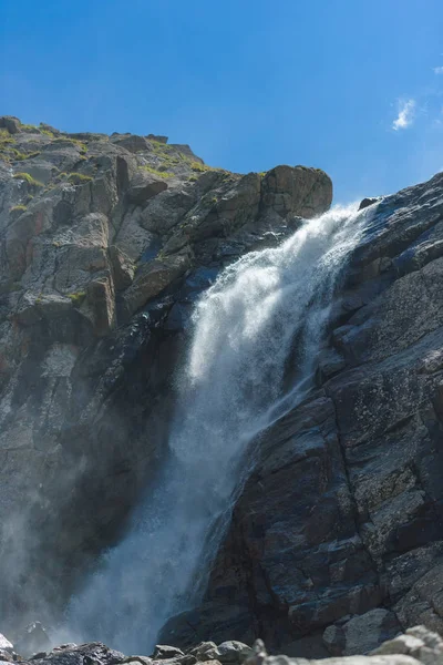Cascata Barskoon Nella Gola Schizzi Acqua Contro Montagne Pietra Riposa — Foto Stock