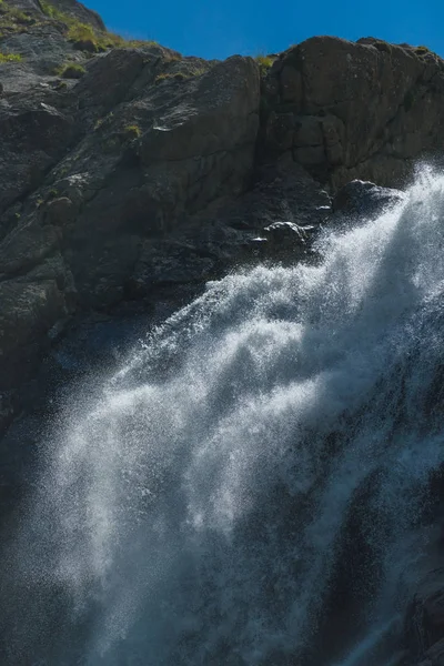 Cascata Barskoon Nella Gola Schizzi Acqua Contro Montagne Pietra Riposa — Foto Stock