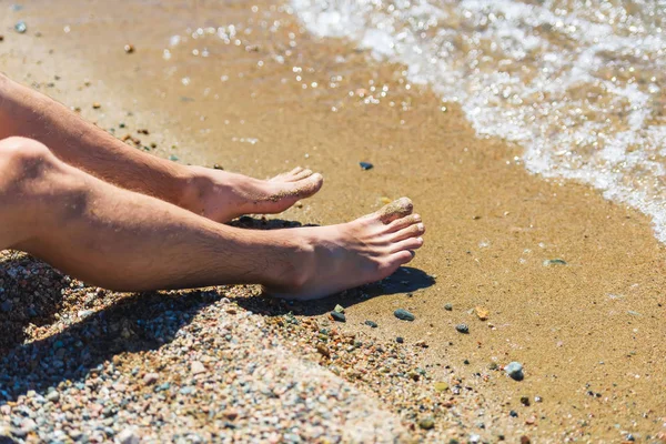 Τύπος Πόδια Στην Παραλία Της Λίμνης Αναπαύσου Στο Κιργιζιστάν Ταξίδι — Φωτογραφία Αρχείου