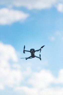 Bulutlu bir gökyüzüne karşı uçan video için copter. Kırgızistan'da dinlenin. Bir kuş bakışı doğa Issyk Kul çekim.