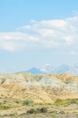 Arka planda dağlar ile tepelik arazi. Issyk-Kul Gölü bölgesinde yürüyün. Kırgızistan'da dinlenme.