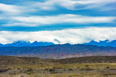 Issyk-Kul Gölü bölgesinde fırtına sonrası hava durumu. Kırgızistan'da dinlenin. Bulutlu gökyüzü.