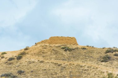 Evin bitmemiş inşaatı. Kırgızistan'da dinlenin. Issyk Kul Gölü bölgesinde doğa.