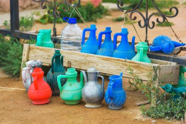 Müslüman plastik su testileri. Kırgızistan'da dinlenin. Sokakta duran sıvı sürahiler.
