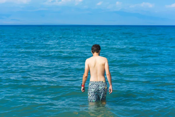 Guy Stands Water Shore Lake Issyk Kul Rest Lake Kyrgyzstan — Stock Photo, Image