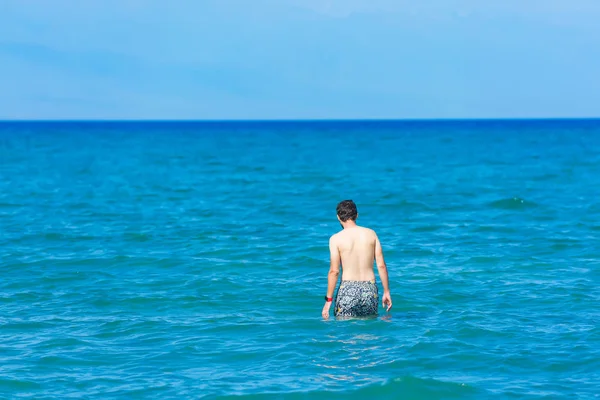 Guy Stands Water Shore Lake Issyk Kul Rest Lake Kyrgyzstan — Stock Photo, Image