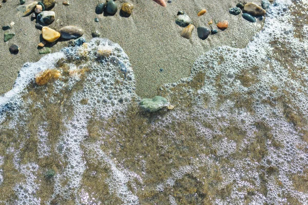 イシク クル湖のビーチにカラフルな石 キルギスで休む潮が満ちている 湿った小石 — ストック写真