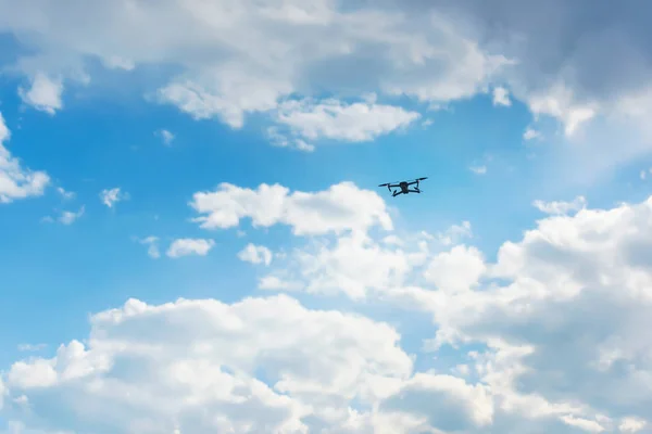 Copter Para Vídeo Volando Contra Cielo Nublado Descanse Kirguistán Tiro —  Fotos de Stock