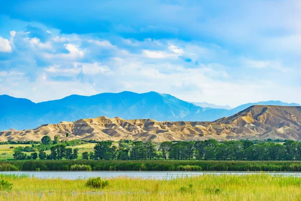 Lago Con Montagne Sullo Sfondo Riposa Kirghizistan Natura Nella Zona — Foto Stock