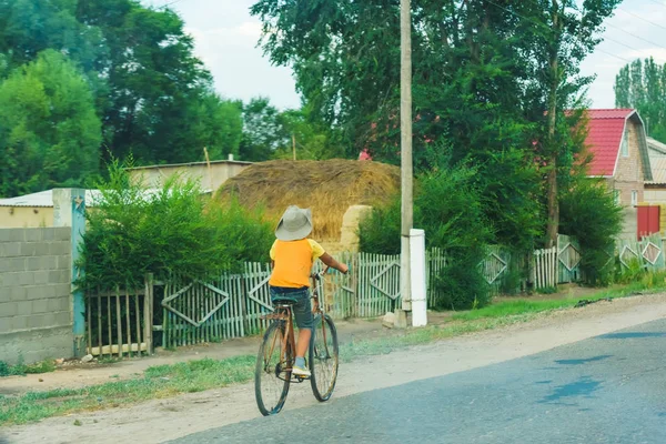 Walk Area Lake Issyk Kul Rest Kyrgyzstan Girl Yellow Shirt — Stock Photo, Image