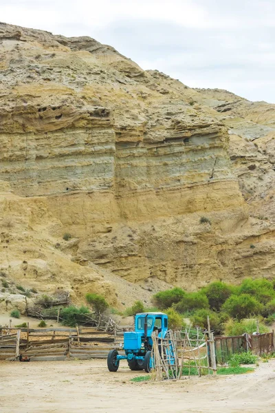 Modrý Traktor Pozadí Skalnatých Hor Zemědělská Práce Kyrgyzstánu Traktor Stojí — Stock fotografie