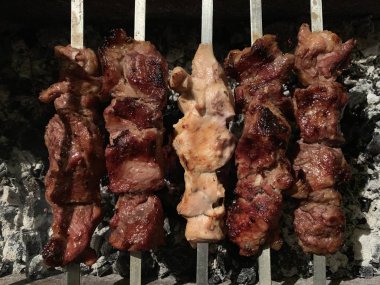 Şiş kebap ızgarada kavurma. Kavrulmuş et. Metal şişler üzerinde kavrulmuş et parçaları.