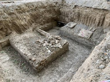 Isıtma borularının değiştirilmesi. İçme suyu ile boruların onarımı. Kazılan toprağın dokusu. Toprak altında metal boru.