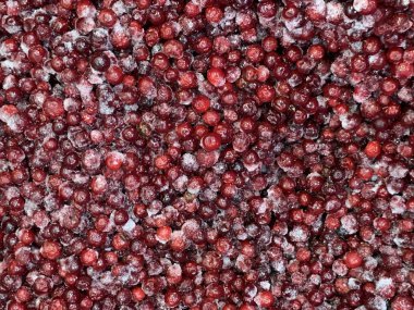 Donmuş kiraz ve kuş üzümü. Süpermarkette dondurulmuş yiyecek sayacı. Ağırlığına göre komposto karışımı.