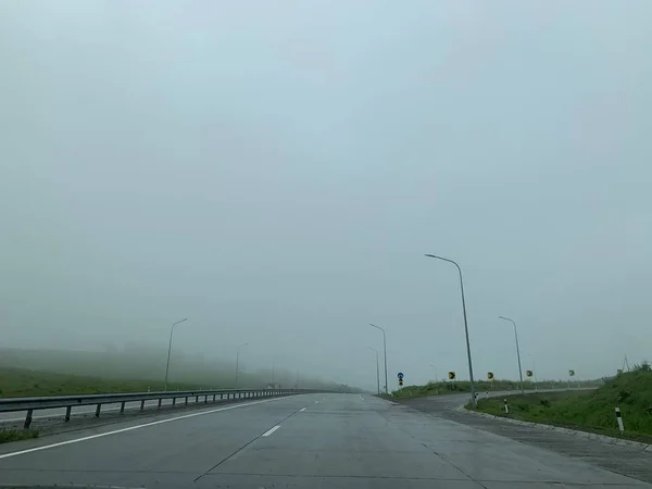 투르키스탄 지역의 카지구르트 도로에 아래로 구름이 내려왔다 — 스톡 사진