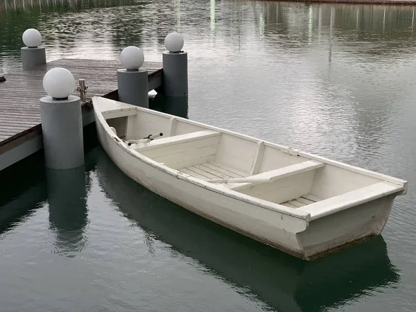 白い木製のボートは桟橋にタイ 公園内の湖 水の表面の質感 — ストック写真
