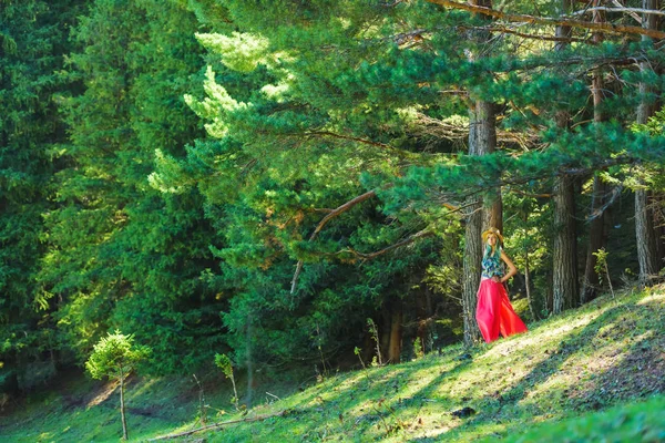 Chica Bosque Las Montañas Kirguistán Mujer Fondo Grandes Abetos Issyk —  Fotos de Stock