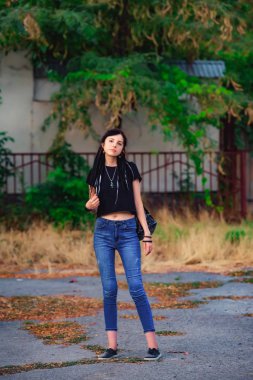 Parkta siyah beyaz dreadlocks ile kız. Dreadlocks ile genç bir kadın. Siyah bir T-shirt ve kot açık hippi tarzında Kız modeli