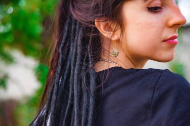 Siyah ve beyaz dreadlocks closeup portre ile kız. Dreadlocks ile genç kadın.
