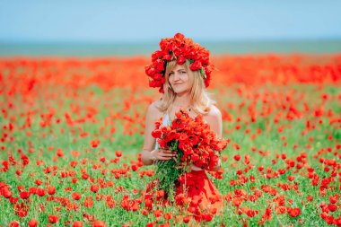 Haşhaş tarlasındaki kız. Elinde haşhaş tarlasında bir buket haşhaş olan genç bir kadın. Kafasında kırmızı haşhaş çelenkleri olan kız.
