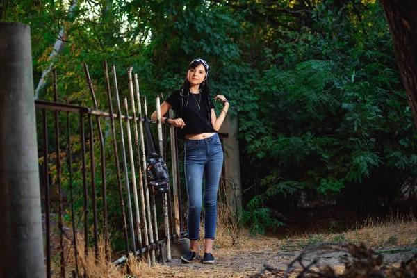 Parkta siyah beyaz dreadlocks ile kız. Dreadlocks ile genç bir kadın. Siyah bir T-shirt ve kot açık hippi tarzında Kız modeli