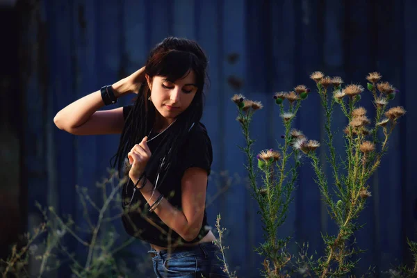 Mädchen Mit Schwarz Weißen Dreadlocks Auf Dunkelblauem Holzgrund Mit Distel — Stockfoto