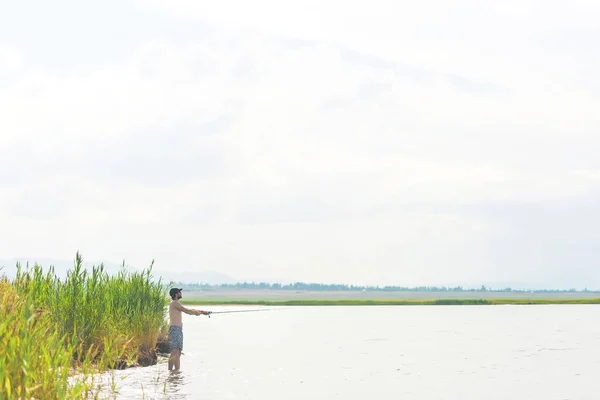 Hombre Con Una Caña Pescar Las Cañas Del Lago Tipo — Foto de Stock