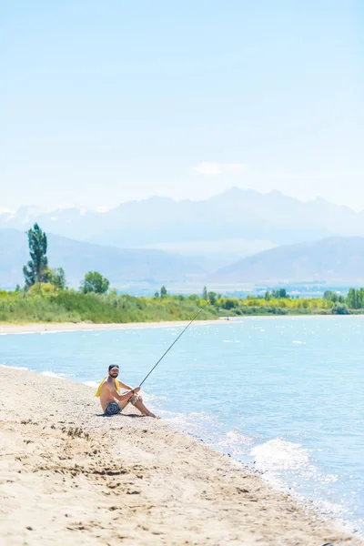 Homme Avec Une Canne Pêche Sur Lac Pêche Sur Rive — Photo