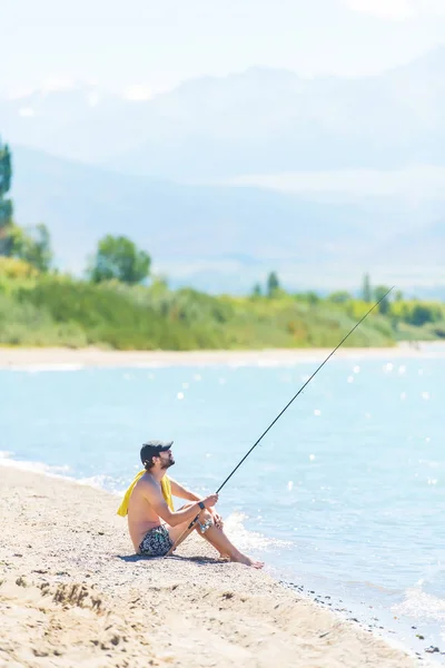 Homme Avec Une Canne Pêche Sur Lac Pêche Sur Rive — Photo