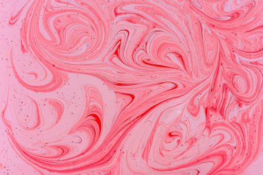 Iki sıvı renk kırmızı ve pembe karıştırma. Güzel soyut pembe kırmızı iki renk arka plan. Akrilik lateks boya boyama