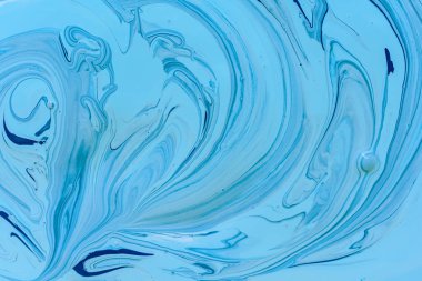 İki sıvı nın karıştırılması koyu mavi ve açık mavi renklere dönüşür. Güzel soyut iki renkli arka plan. Akrilik lateks boya boyama