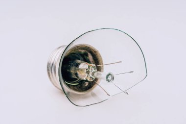 Akkor lamba düştü. Beyaz arka plandaki kırık ampul. Bir spiral ile eski şımarık ampul.