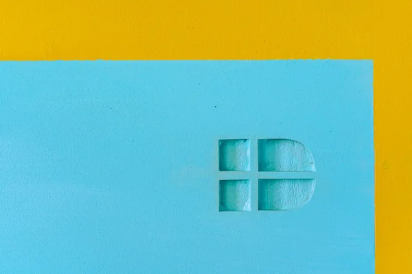 Ściana Okna Dziecięcej Zabawki Domu Kolorze Żółtym Niebieskim Małe Okna — Zdjęcie stockowe