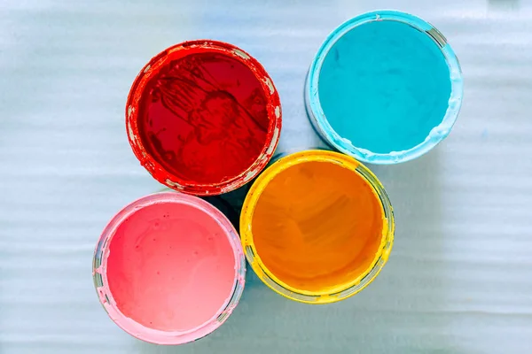 Farklı Renklerde Boya Olabilir Üst Görünüm Dört Adet Pembe Mavi — Stok fotoğraf