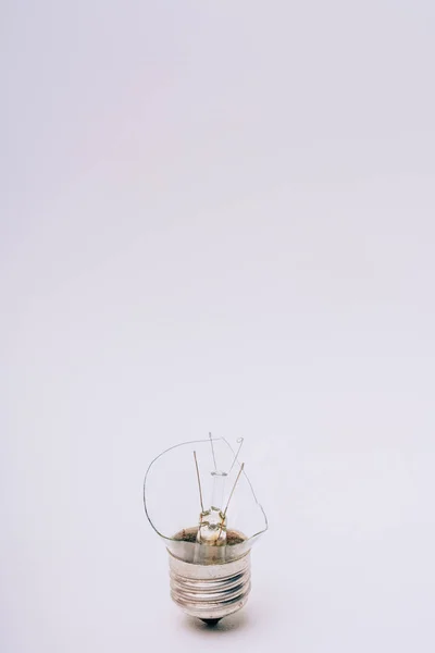 Разбитая Лампа Накаливания Сломанная Лампочка Белом Фоне Старая Испорченная Лампочка — стоковое фото